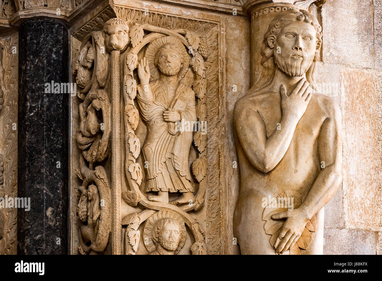 Kroatien Dalmatien Trogir (Trau) Kathedrale des Heiligen Laurentius (St John Kathedrale) - (Katedrala Sv. Lovre) der romanischen Portal insbesondere Adam Stockfoto
