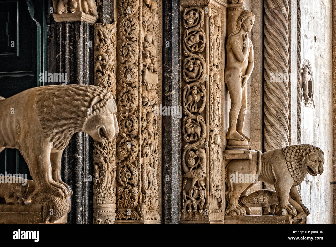 Kroatien Dalmatien Trogir (Trau) St.-Laurentius-Kathedrale (St. John Cathedral) - (Katedrala Sv. Lovre) das romanische Portal - insbesondere Löwen und Adam statue Stockfoto
