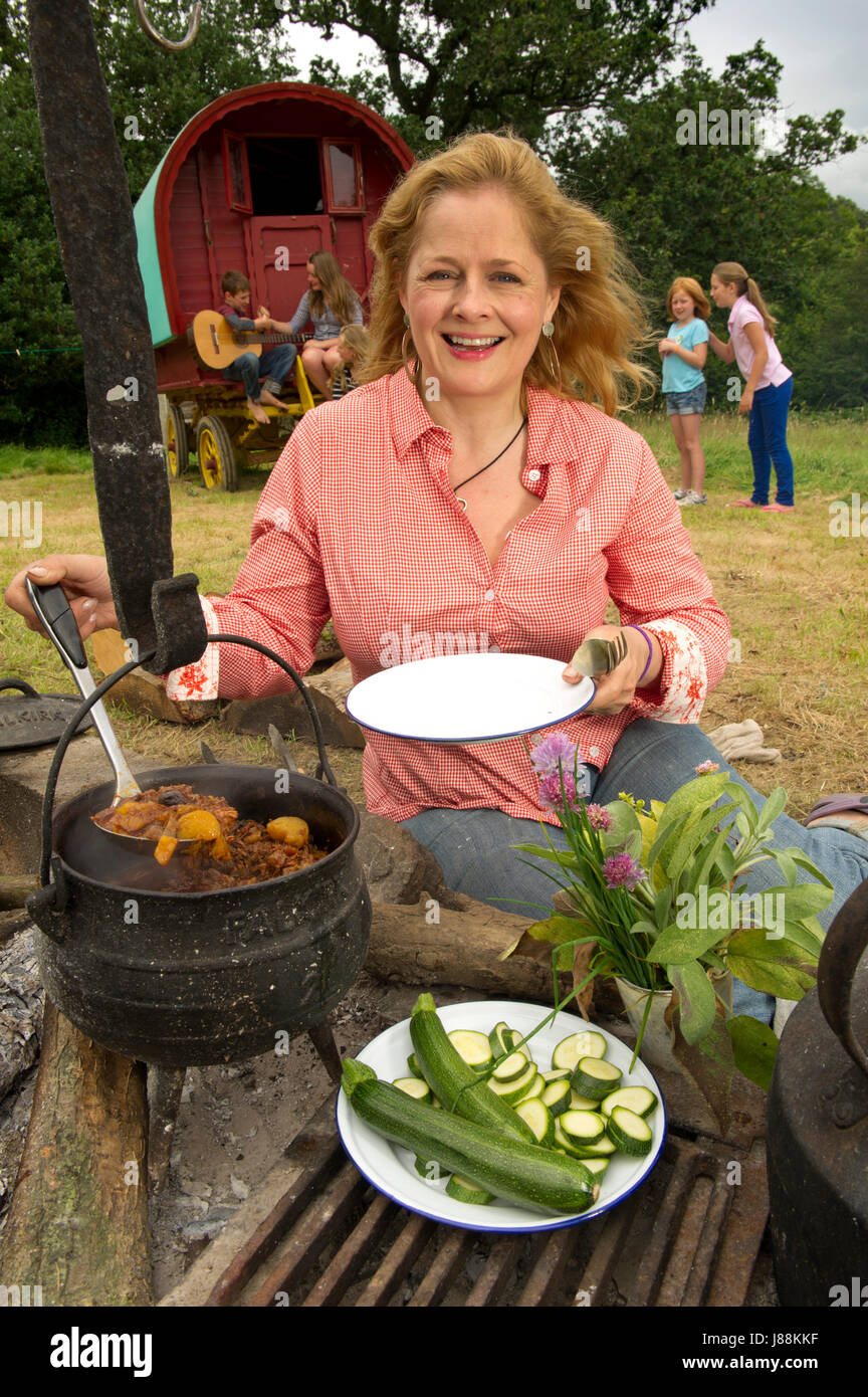 Xanthe Clay kochen auf dem Campingplatz bei Southwood Farm, Christow, Devon, UK, mit traditionellen Methoden. Stockfoto