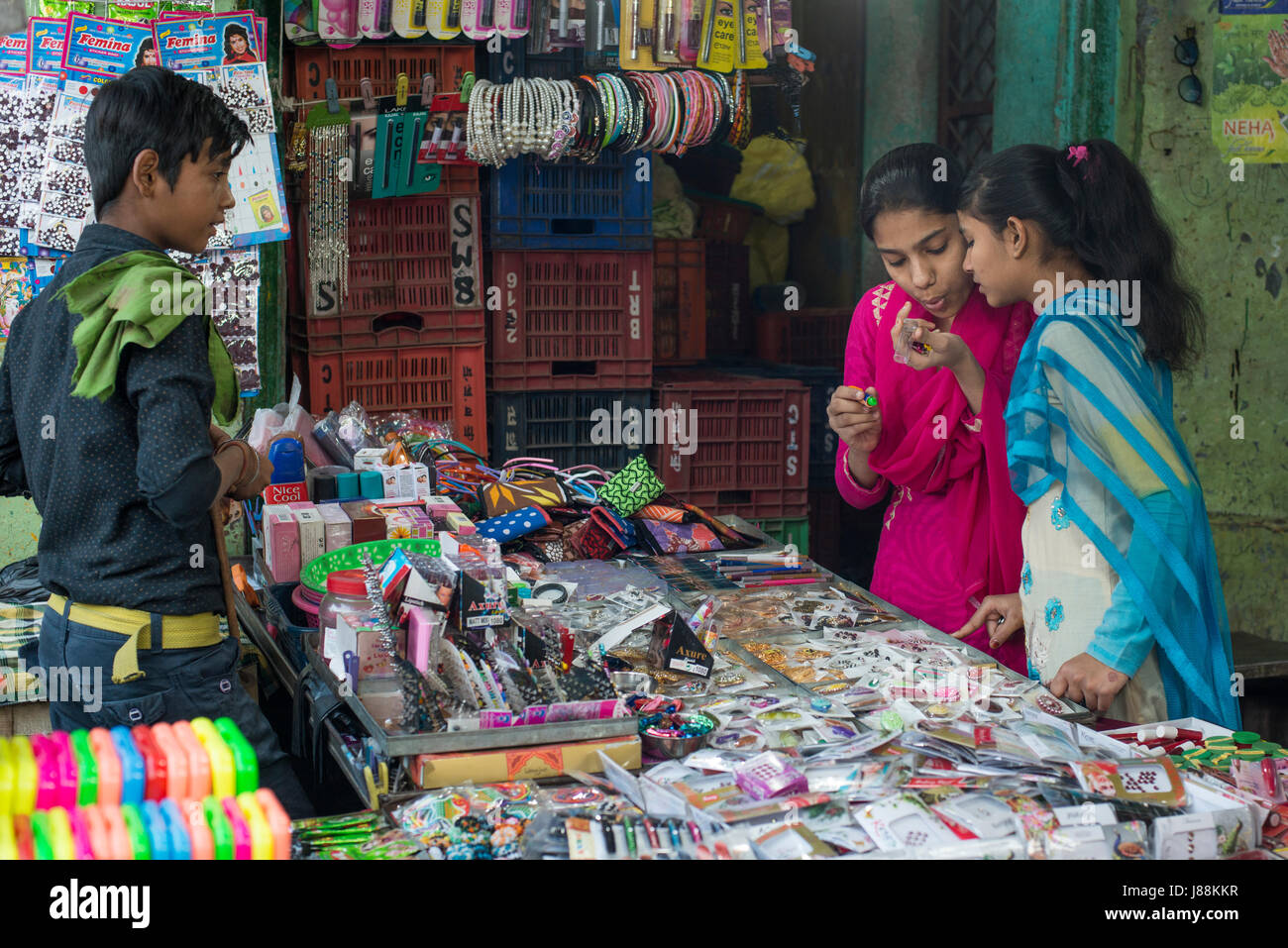 Zwei junge Frauen ausprobieren Kosmetik an einem Marktstand in Jodhpur, Rajasthan, Indien Stockfoto