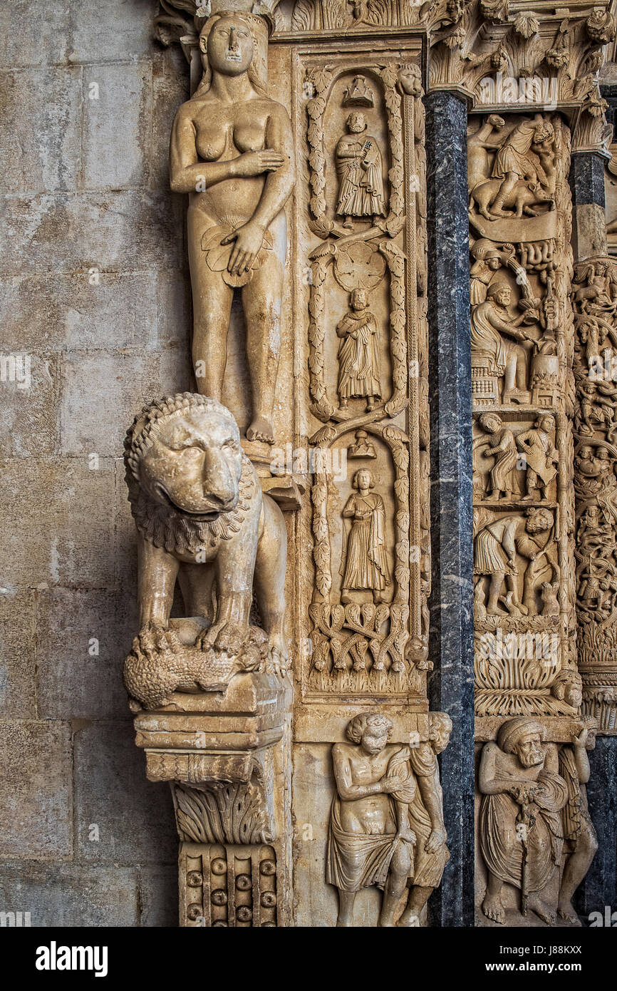 Kroatien Dalmatien Trogir (Trau) St.-Laurentius-Kathedrale (St. John Cathedral) - (Katedrala Sv. Lovre) das romanische Portal - insbesondere Löwen und Eva Stockfoto