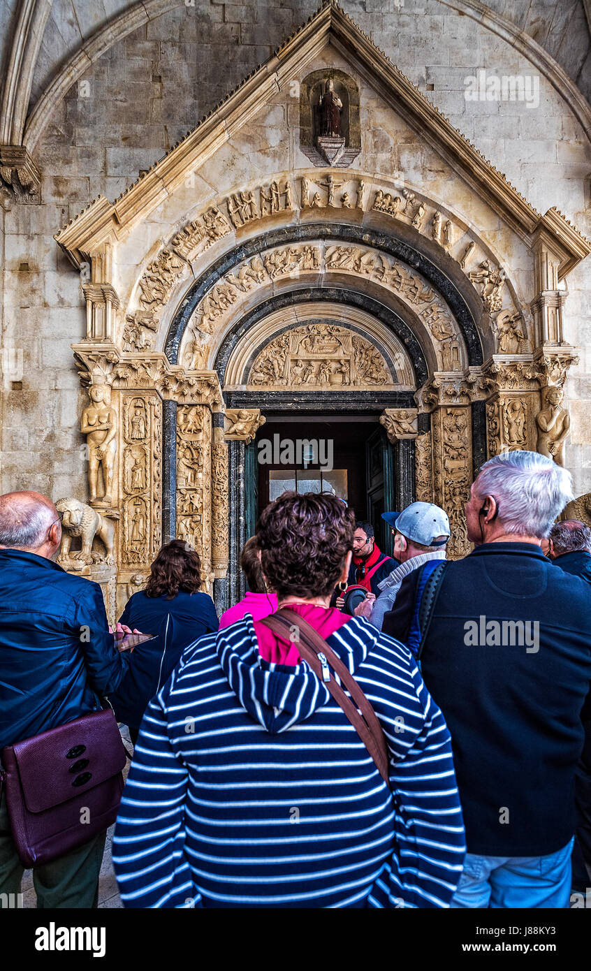 Kroatien Dalmatien Trogir (Trau) Kathedrale des Heiligen Laurentius (St John Kathedrale) - (Katedrala Sv. Lovre) die romanische Portal besonders bei Touristen Stockfoto