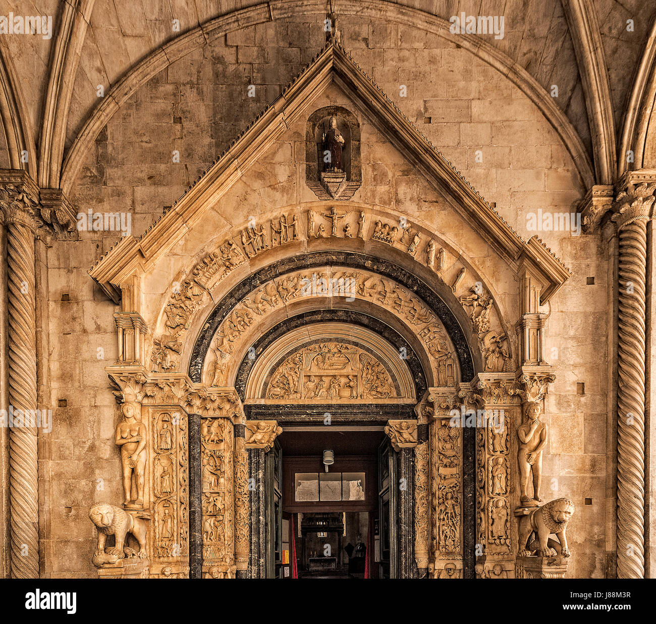 Kroatien Dalmatien Trogir (Trau) Kathedrale des Heiligen Laurentius (St John Kathedrale) - (Katedrala Sv. Lovre) das romanische Portal - insbesondere Stockfoto
