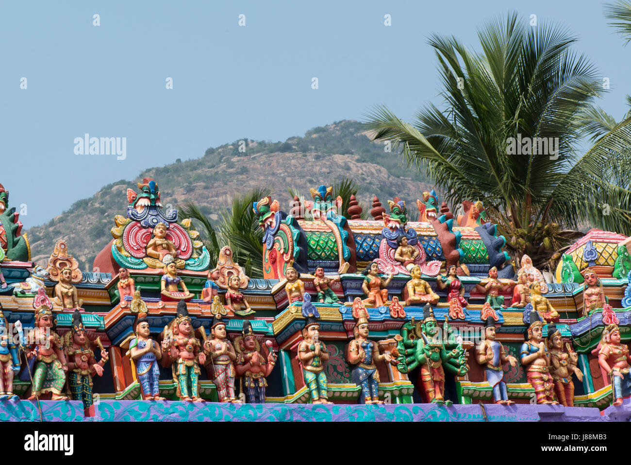 Hindu-Gottheiten sind an der Fassade des Arunachaleshwara Hindu-Tempel in Tiruvannamalai, Tamil Nadu, Indien dargestellt. Stockfoto