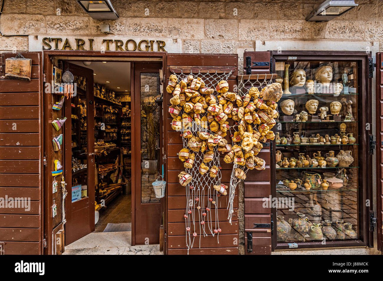 Kroatien Dalmatien Trogir (Trau) - alte historische Zentrum Stadtansicht Schwamm shop Stockfoto