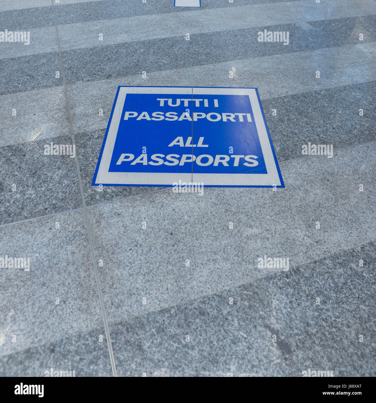 Einwanderung Zeichen auf Boden an der Mailänder Flughafen Malpensa, Italien Stockfoto