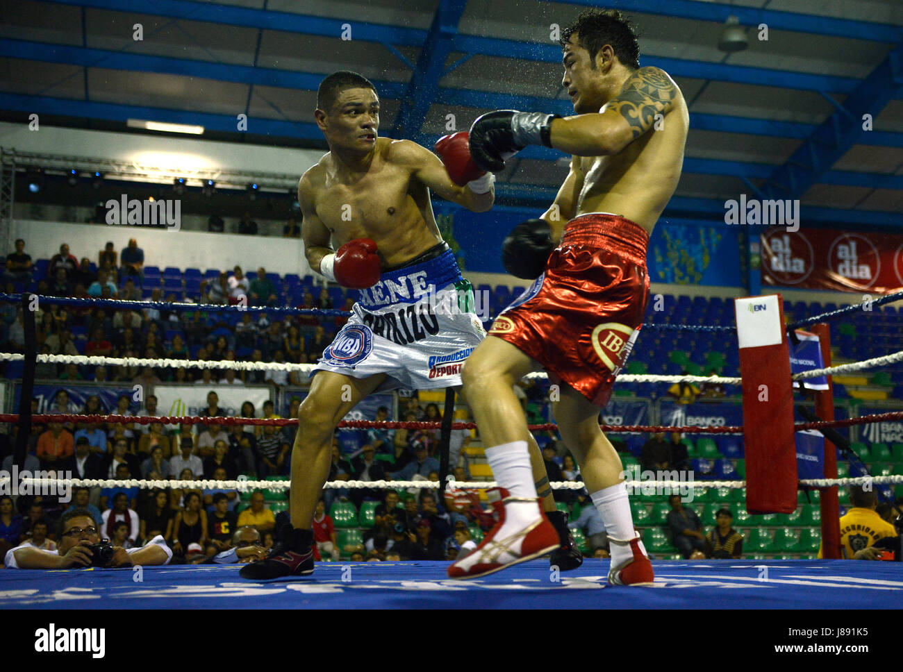 Nicaraguas Rene Gonzalez windet sich, während der WBA Super Federgewicht-Weltmeisterschaft in San José Costa Ricas Bryan "Tiquito" Vasquez Punsch, Stockfoto