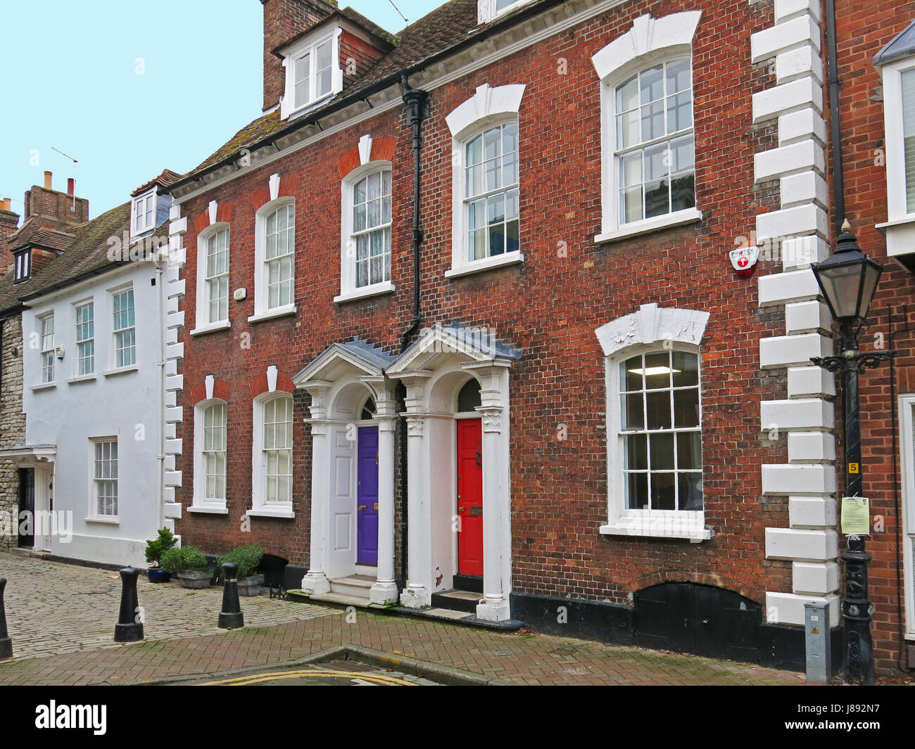 Bunte Haustüren an der Market Street in die Altstadt Bezirk Poole, Dorset, England Stockfoto
