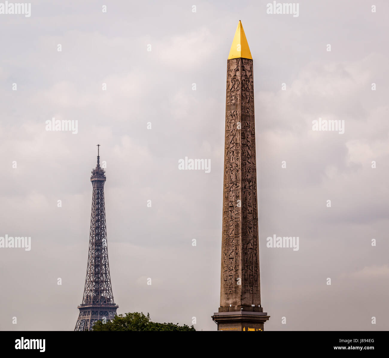 Ägyptische Obelisk von Luxor und Eiffelturm, vom Place De La Concorde in Paris, Frankreich anzeigen Stockfoto