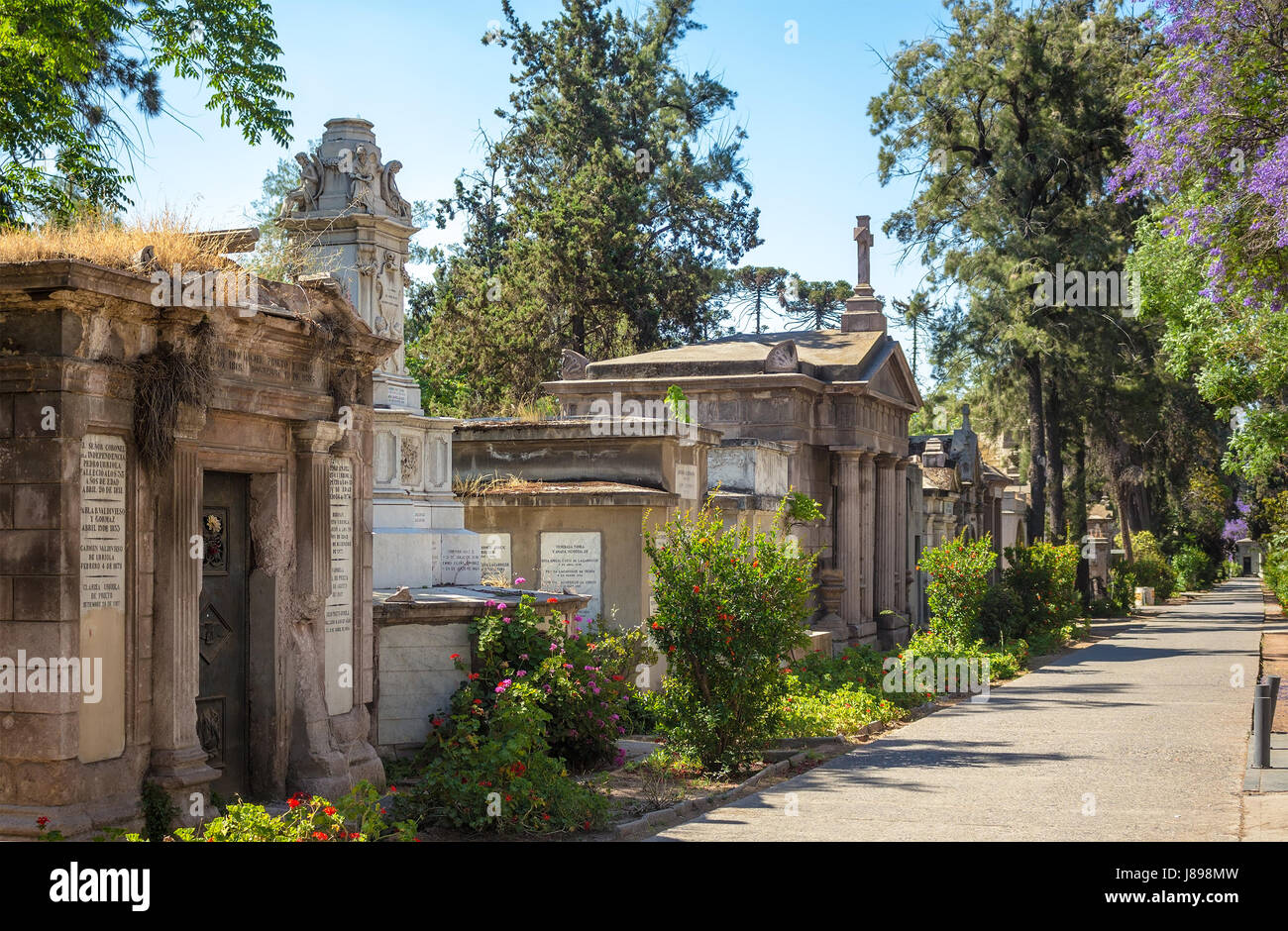 SANTIAGO, CHILE - November 11, 2016: Familie Krypten in Santiago allgemein Friedhof (cementerio General de Santiago). Dies ist einer der größten cemeterie Stockfoto