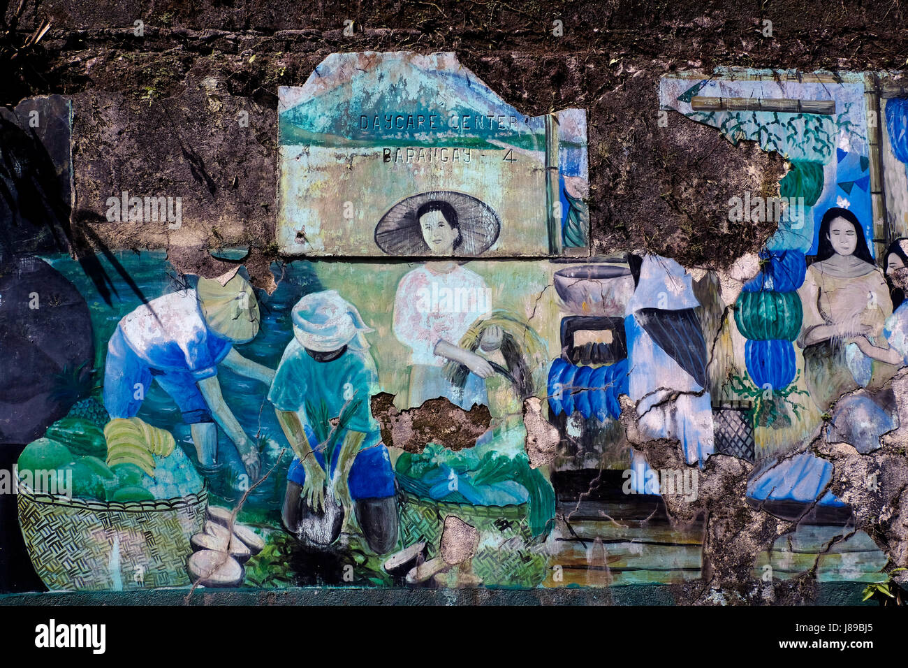 Ein Peeling bemalten Wand Darstellung Gemüsemarkt Szene in der Stadt von Lucban oder Lukban befindet sich am Fuße des Mount Banahaw in der Provinz Quezon auf den Philippinen Stockfoto