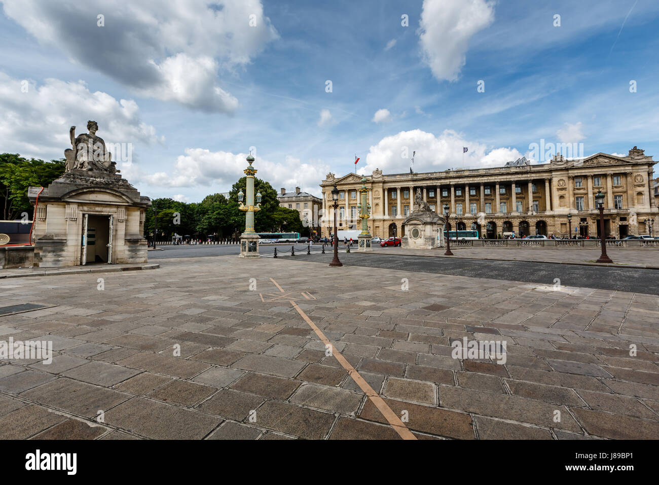 Place De La Concorde an bewölkten Tag in Paris, Frankreich Stockfoto