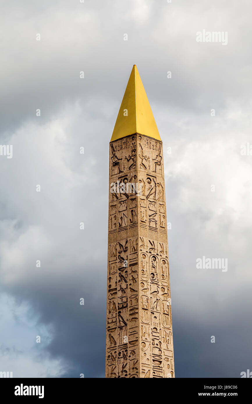 Ägyptische Obelisk von Luxor steht in der Mitte des Place De La Concorde in Paris, Frankreich Stockfoto