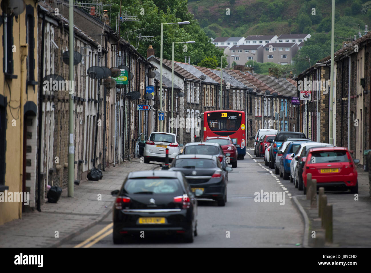 Eine Gesamtansicht der Reihenhäuser in Porth im Rhondda Tal am 27. Mai 2017 in Porth, Wales. Der Wahlkreis Rhondda wird derzeit von Labours Chris Bryant gehalten. Eine allgemeine Wahl soll am 8. Juni 2017 stattfinden. Stockfoto