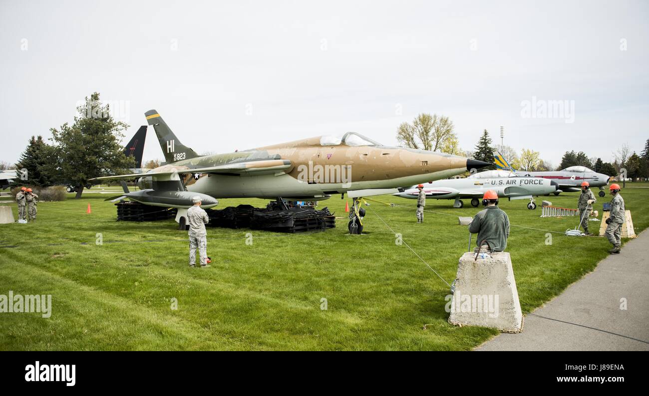 Fairchild Flieger Luftbrücke eine historische F-105B Thunderchief Display um die Fußnoten 1. Mai 2017, Fairchild Air Force Base, Washington Reparaturen vorzunehmen. Das Flugzeug ist seit 1981 bei der Fairchild Heritage Park und wurde im Auftrag von Captain James Shively, Washington stammende F-105 Pilot und Kriegsgefangener in Vietnam. (Foto der US Air Force / Flieger 1. Klasse Sean Campbell) Stockfoto