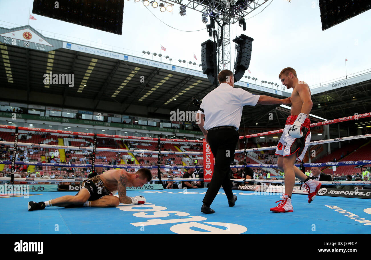 Andy Townend in Aktion gegen Jon Kays (links) während ihre Commonwealth Super-Federgewicht Meisterschaft auf Bramall Lane, Sheffield. Stockfoto