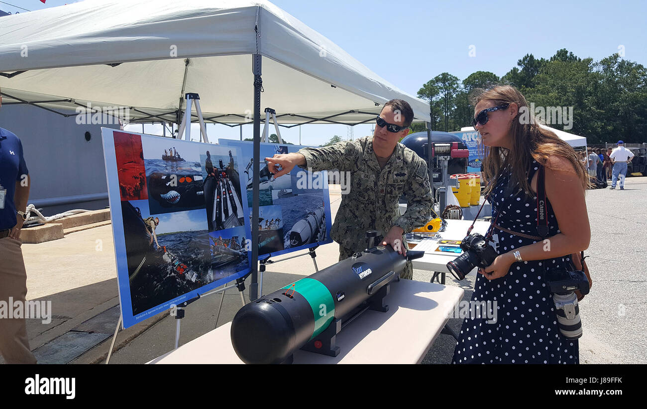 PANAMA CITY, Florida - Naval Surface Warfare Center Panama City Division Flotte Liaison Officer Lt. CMdR Thomas Dill und 2016 Abteilung der Marine-Tester des Jahres Award Empfängers, erklärt die Aufgabe und Funktion des die Mk18 Mod 2 unbemanntes Unterwasserfahrzeug News Herald Fotograf Patti Blake 12. Mai 2017 auf den Monat der militärische Taucher Veranstaltung. 170512-N-PY562-003 (freigegeben). U.S. Navy Photo von Jacqui Barker, NSWC PCD. Stockfoto