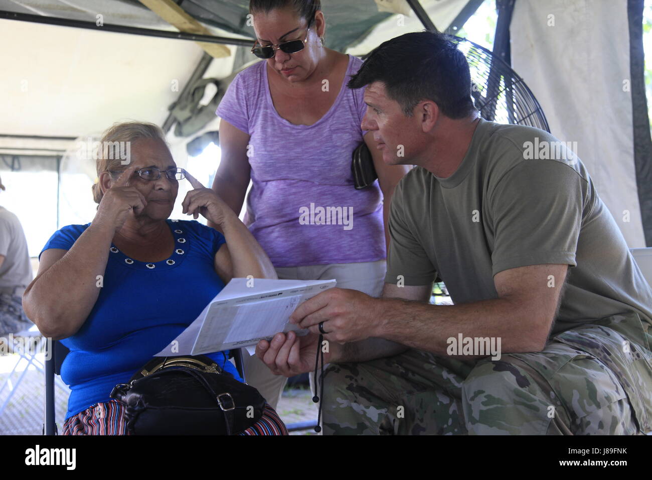 US Army Lieutenant Colonel Scott Morey, mit der Wyoming Nationalgarde Medical Detachment, wertet eine Patientencharta Vision bei einem medizinischen Bereitschaft Event bei Beyond the Horizon 2017 in San Ignacio, Belize, 15. Mai 2017. BTH 2017 ist eine US Southern Command gesponsert, Armee Süd-geführten Übung zur Bereitstellung humanitärer und engineering-Dienstleistungen für Gemeinden in Not US-Unterstützung für Belize zu bekunden. (Foto: U.S. Army Spc. Kelson Brooks) (FREIGEGEBEN) Stockfoto