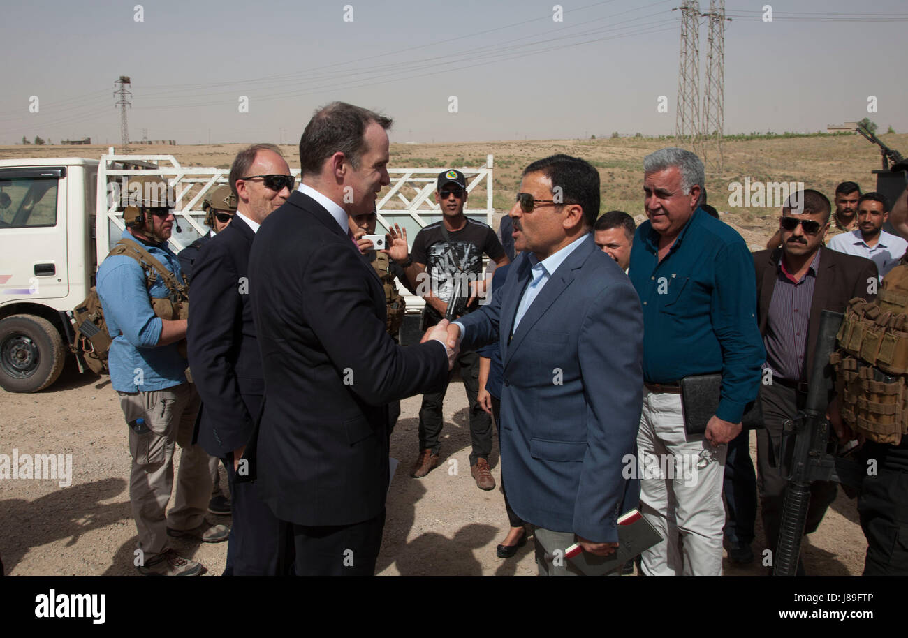 Brett McGurk (links), Presidential Sondergesandten zu einer globalen Koalition gegen ISIS, trifft sich mit irakischen Beamten an die As-Salamiyya Wasseraufbereitungsanlage in der Nähe von Südosten Mosul, Irak, 15. Mai 2017. Kombinierte Joint Taskforce – Betrieb innewohnende lösen weiterhin Unterstützung der irakischen Sicherheitskräfte in der Niederlage von ISIS und Voraussetzungen für die Sicherheit in den befreiten Gebieten. CJTF-OIR ist der globalen Koalition gegen ISIS im Irak und in Syrien. (US Armee-Foto von CPL. Rachel Diehm). Stockfoto