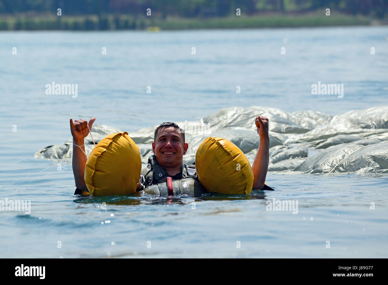 Ein US-Army Fallschirmjäger, 1. Bataillon, 503. Infanterieregiment zugeordnet 173rd Airborne Brigade führt einen Wassergraben in den Gardasee in der Nähe von Pacengo, Italien, 17. Mai 2017. Der 173rd Airborne Brigade ist der US-Armee Kontingenz Response Force in Europa, in der Lage, überstehende bereit Kräfte überall in den europäischen USA, Afrika oder zentrale Befehle Verantwortungsbereich innerhalb von 18 Stunden. (US-Armee Foto von visuellen Informationen Spezialist Paolo Bovo/freigegeben) Stockfoto