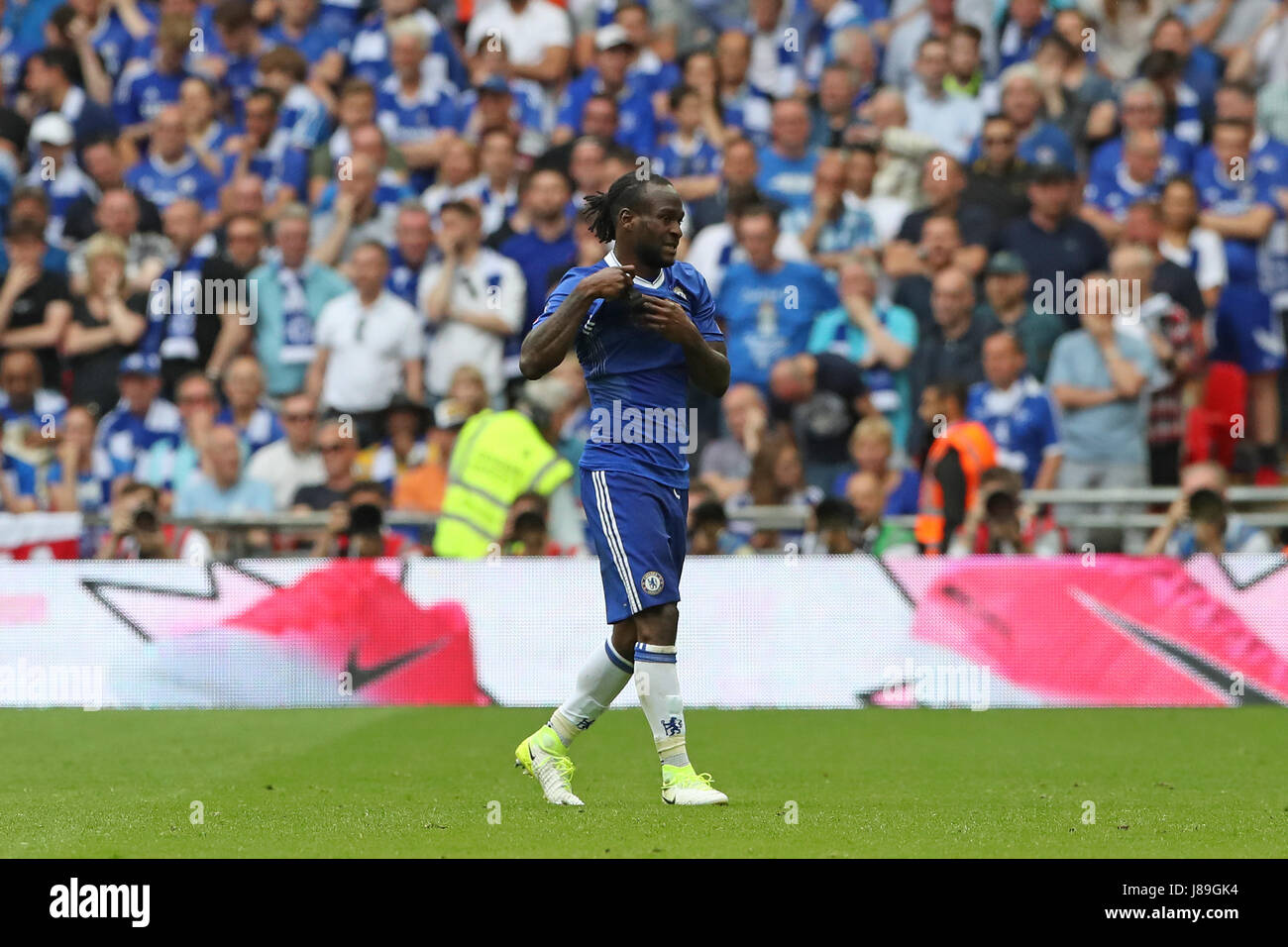 Chelseas Victor Moses ist nach Erhalt seiner zweiten gelben Karte für Simulation während der Emirate FA Cup-Finale im Wembley Stadium, London abgeschickt. Stockfoto