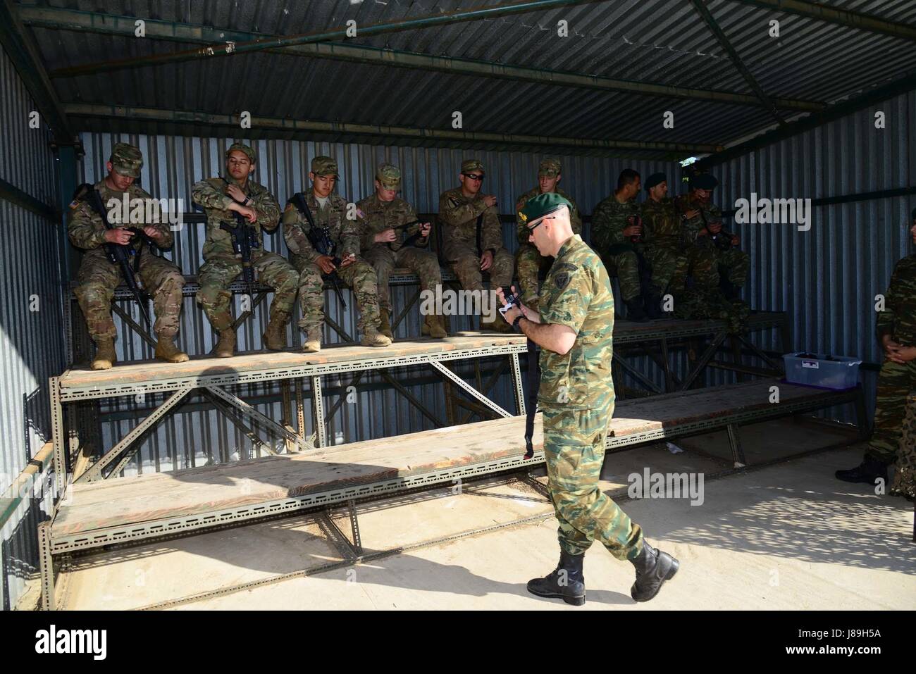 Fallschirmjäger vom 1. Bataillon, 503. Infanterieregiment, 173rd Airborne Brigade und griechischen Streitkräfte führen medizinische Ausbildung mit Schwerpunkt auf Taktik während der Übung Bajonett Minotaurus in Rentina, Griechenland, 19. Mai 2017 Blutung zu stoppen. Bajonett-Minotaurus ist eine bilaterale Übung zwischen US-Soldaten 173rd Airborne Brigade und der griechischen Streitkräfte, fokussiert auf die Verbesserung der Interoperabilität NATO Betriebsstandards zugewiesen und individuelle technischen Fähigkeiten zu entwickeln. Der 173rd Airborne Brigade ist der US-Armee Kontingenz Response Force in Europa, die schnelle Bereitstellung Kräfte für th Stockfoto