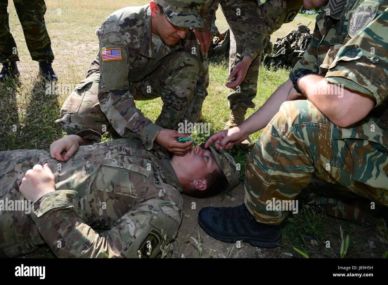 Fallschirmjäger vom 1. Bataillon, 503. Infanterieregiment, 173rd Airborne Brigade und griechischen Streitkräfte führen medizinische Ausbildung während der Übung Bajonett Minotaurus in Rentina, Griechenland, 19. Mai 2017. Bajonett-Minotaurus ist eine bilaterale Übung zwischen US-Soldaten 173rd Airborne Brigade und der griechischen Streitkräfte, fokussiert auf die Verbesserung der Interoperabilität NATO Betriebsstandards zugewiesen und individuelle technischen Fähigkeiten zu entwickeln. Der 173rd Airborne Brigade ist der US-Armee Kontingenz Response Force in Europa, bietet schnelle Bereitstellung Kräfte der US Army in Europa, Afrika und Centr Stockfoto