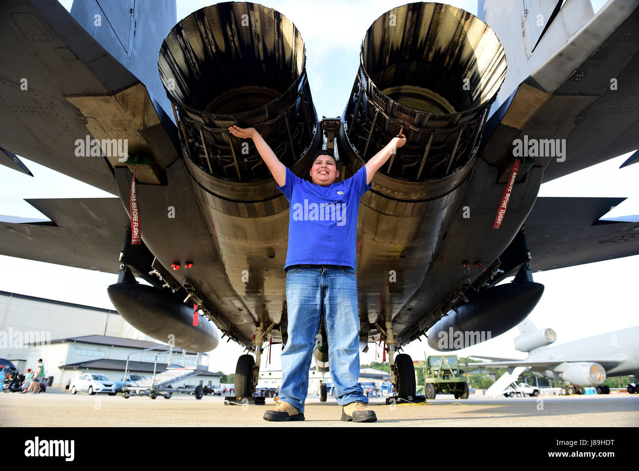 Flieger und ihre Familien besuchen eine Hangar-Party mit gratis Essen und Getränke am Tag vor der Flügel über Wayne Air Show, 19. Mai 2017, an Seymour Johnson Air Force Base, North Carolina. Die US Navy Premiere Antenne Demonstration Team, die Blue Angels, Headliner des diesjährigen Airshow. (Foto: U.S. Air Force Airman 1st Class Kenneth Boyton) Stockfoto