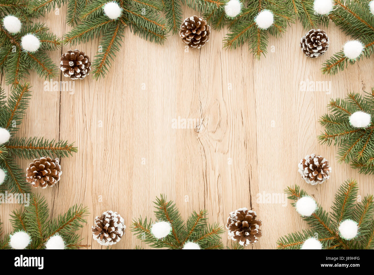 Weihnachten-Rahmen aus Tanne Baum Zweige, verschneiten Tannenzapfen und