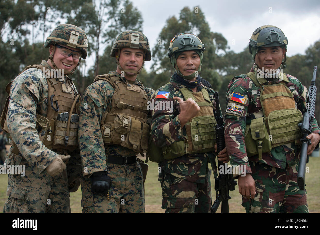 (Von links nach rechts) CPL. Zach Love, Sgt. Bryan Stiles und Philippinische Armee-Service-Mitglieder wünschen einander viel Glück vor einem Schießwettbewerb, 19. Mai 2017, die australische Armee-Fähigkeiten bei Armen treffen in Puckapunyal, Australien. Der Wettbewerb, der in mehr als 60 einzelnen aufgeteilt wird Spiele, Funktionen, Gewehr, Pistole und Maschinengewehr. Das Treffen bringt 20 Ländern für zwei Wochen zu konkurrieren, voneinander lernen und bessere Allianzen. Liebe, ein Eingeborener von Leawood, Kansas, ist ein MG-Schütze mit 3. Bataillon, 4. Marine Regiment. Stiles, ein Eingeborener von Enola, Pennsylvania, ist Stockfoto