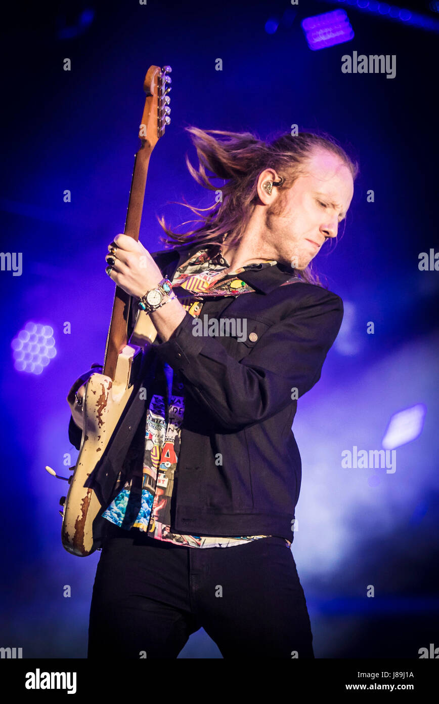 Zwei Door Cinema Club-Frontmann Alex Trimble führt bei BBC Radio 1 Big Weekend bei Burton Constable Hall, Burton Constable, Skirlaugh im Rumpf. Stockfoto