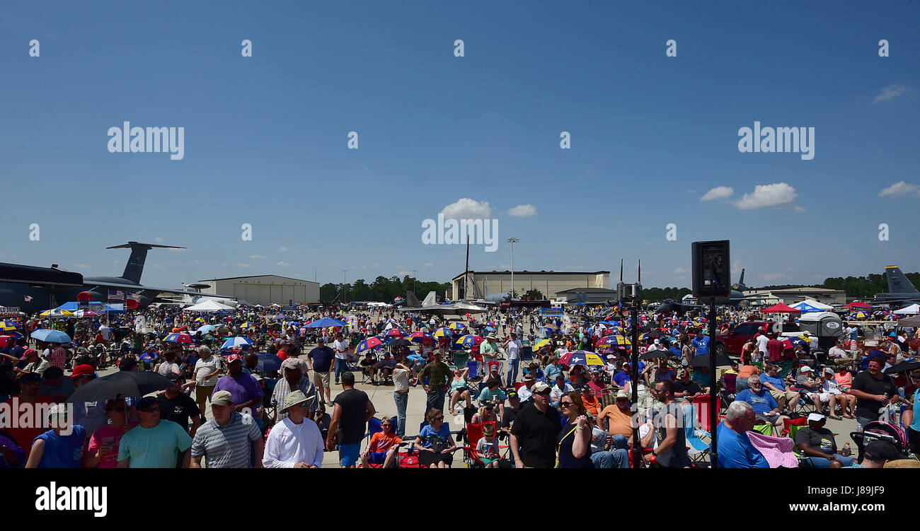 Zuschauer sehen Sie mehrere Flugzeuge statischen Displays und Demonstrationen während der Flügel über Wayne Air Show, 20. Mai 2017, an Seymour Johnson Air Force Base, North Carolina. Die US Navy Premiere Antenne Demonstration Team, die Blue Angels, titelte die freien, zweitägige Flugschau. (Foto: U.S. Air Force Airman 1st Class Kenneth Boyton) Stockfoto