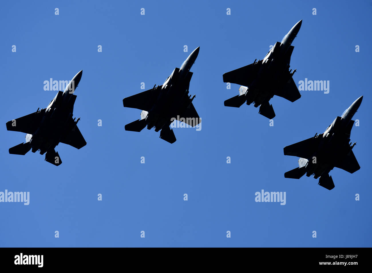 Vier F-15E Strike Eagle fliegen während der Wings Over Wayne Air Show auf der Seymour Johnson Air Force Base in North Carolina in Formation und präsentieren den 4. Fighter Wing vor dem 75. Jahrestag. Stockfoto