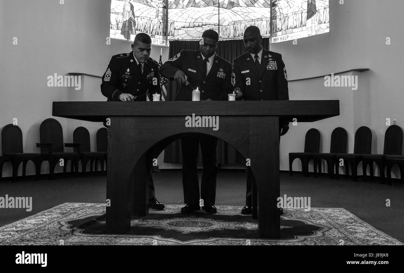 Vertreter der US-Armee Garnison Rheinland-Pfalz, US Air Forces in Europe Air Forces Africa und Ramstein Bereich Chief Gruppe Kerzen während der RACG und deutsch-US-amerikanischer und internationaler Frauentag Club Kindergraves Gedenkgottesdienst in US-Armee Daenner Kaserne, Deutschland, 20. Mai 2017. Die Kindergraves sind die letzte Ruhestätte für 452 amerikanische Kinder, die bei oder kurz nach der Geburt von 1952 bis 1971 gestorben. Die Gedenkfeier enthalten auch einen Aufruf, Kranz liegen und eine Segnung der Gräber. (Foto: Senior Airman Tryphena Mayhugh US Air Force) Stockfoto