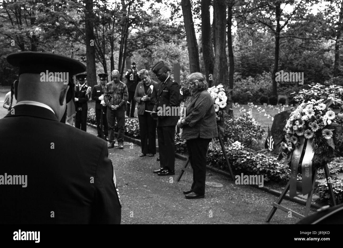 US Air Force Captain Marcus Branch, 86th Airlift Wing Kaplan, segnet die Gräber von 452 amerikanischen Kindern während des Häuptlings Ramstein Bereich Gruppe und deutsch-US-amerikanischer und internationaler Frauentag Club Kindergraves Trauerfeier in Kaiserslautern, Deutschland, 20. Mai 2017. Die Kindergraves sind die letzte Ruhestätte für 452 amerikanische Kinder, die bei oder kurz nach der Geburt von 1952 bis 1971 gestorben. Ehren Sie jedes Jahr zum Muttertag, Mitglieder der Kaiserslautern militärischen Gemeinschaft ihr Andenken mit einer Trauerfeier. (Foto: Senior Airman Tryphena Mayhugh US Air Force) Stockfoto