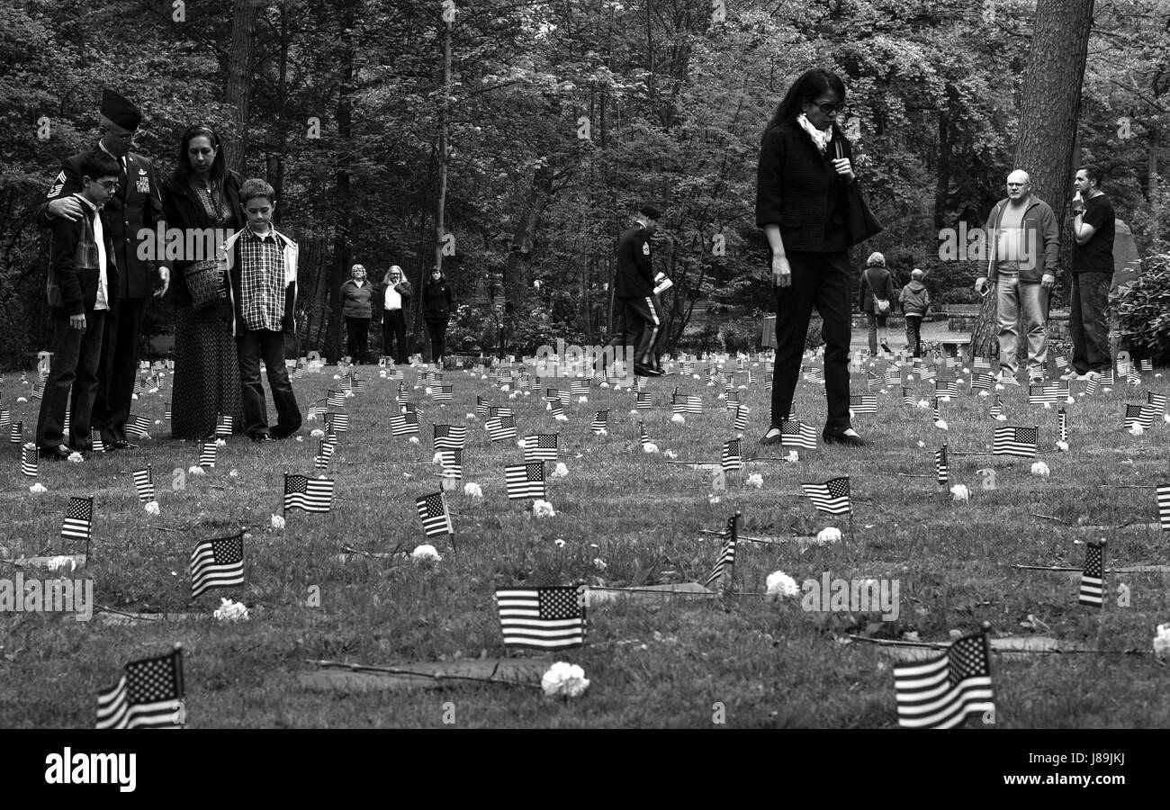 Mitglieder der Kaiserslautern militärischen Gemeinschaft zollen für amerikanische Kinder in Kaiserslautern-Kindergraves während des Häuptlings Ramstein Bereich Gruppe und deutsch-US-amerikanischer und internationaler Frauentag Club Kindergraves Trauerfeier in Kaiserslautern, Deutschland, 20. Mai 2017 beigesetzt. Die Kindergraves sind die letzte Ruhestätte für 452 amerikanische Kinder, die bei oder kurz nach der Geburt von 1952 bis 1971 gestorben. Die Gedenkfeier enthalten eine Invokation, Kränze, Kerze Beleuchtung und ein Segen für die Gräber zu legen. (Foto: Senior Airman Tryphena Mayhugh US Air Force) Stockfoto