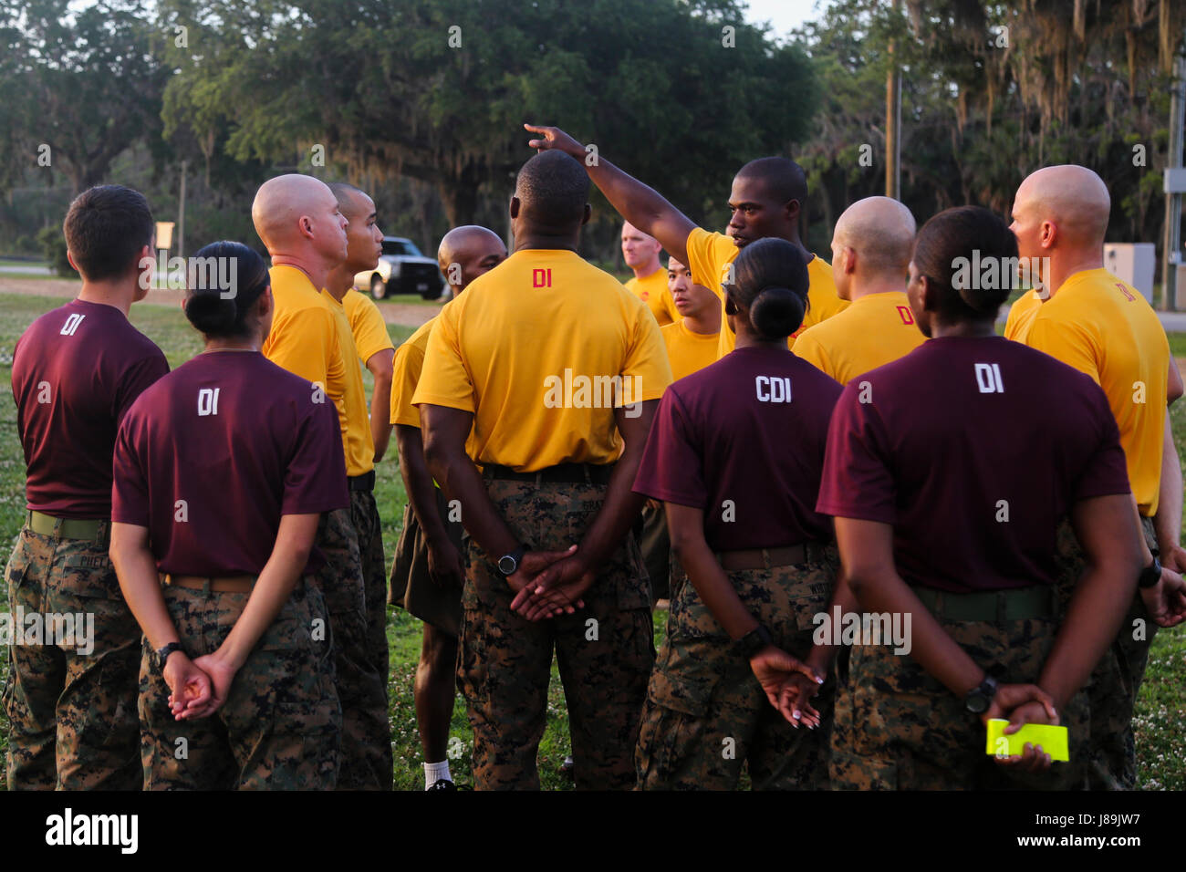 US Marine Corps Bohren Instruktoren mit November Company, 4. Bataillon und Hotel Company, 2. Bataillon, rekrutieren Training Regiment, treffen, bevor die Aufsicht über den Hindernis-Parcours auf Marine Corps Recruit Depot, Parris Island, SC, 20. Mai 2017. Rekruten mit November und Hotelunternehmen abgeschlossen einen Hindernis-Parcours um ihre Kraft, Beweglichkeit und Ausdauer zu testen. (U.S. Marine Corps Foto von Lance Cpl. Colby Cooper/freigegeben) Stockfoto