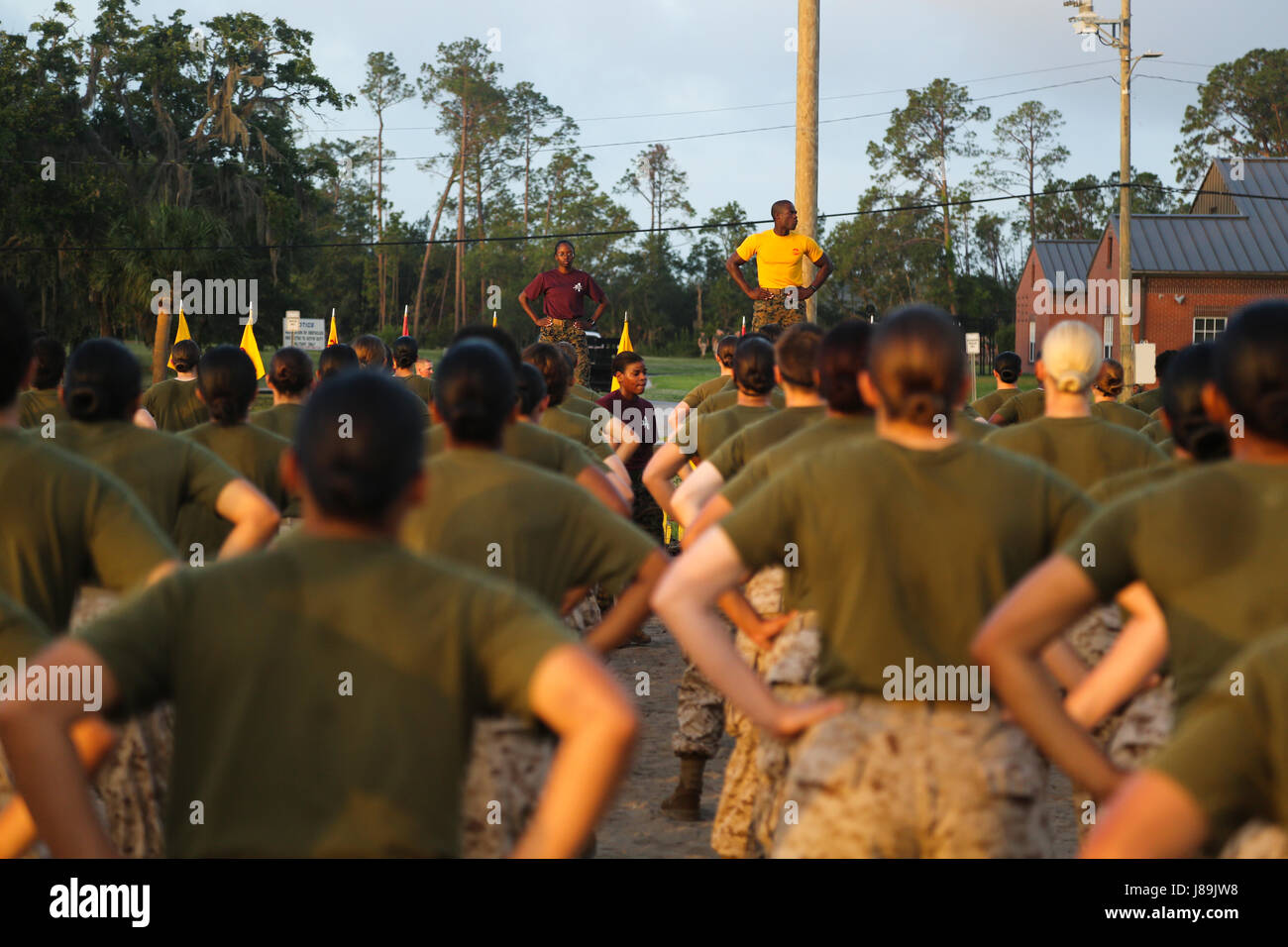US Marine Corps rekrutiert mit November Company, 4. Bataillon und Hotel Company, 2. Bataillon, rekrutieren Training Regiment, Aufwärmen, bevor ein Hindernis-Parcours auf Marine Corps Recruit Depot, Parris Island, SC, 20. Mai 2017 zu manövrieren. Rekruten mit November und Hotelunternehmen abgeschlossen einen Hindernis-Parcours um ihre Kraft, Beweglichkeit und Ausdauer zu testen. (U.S. Marine Corps Foto von Lance Cpl. Colby Cooper/freigegeben) Stockfoto