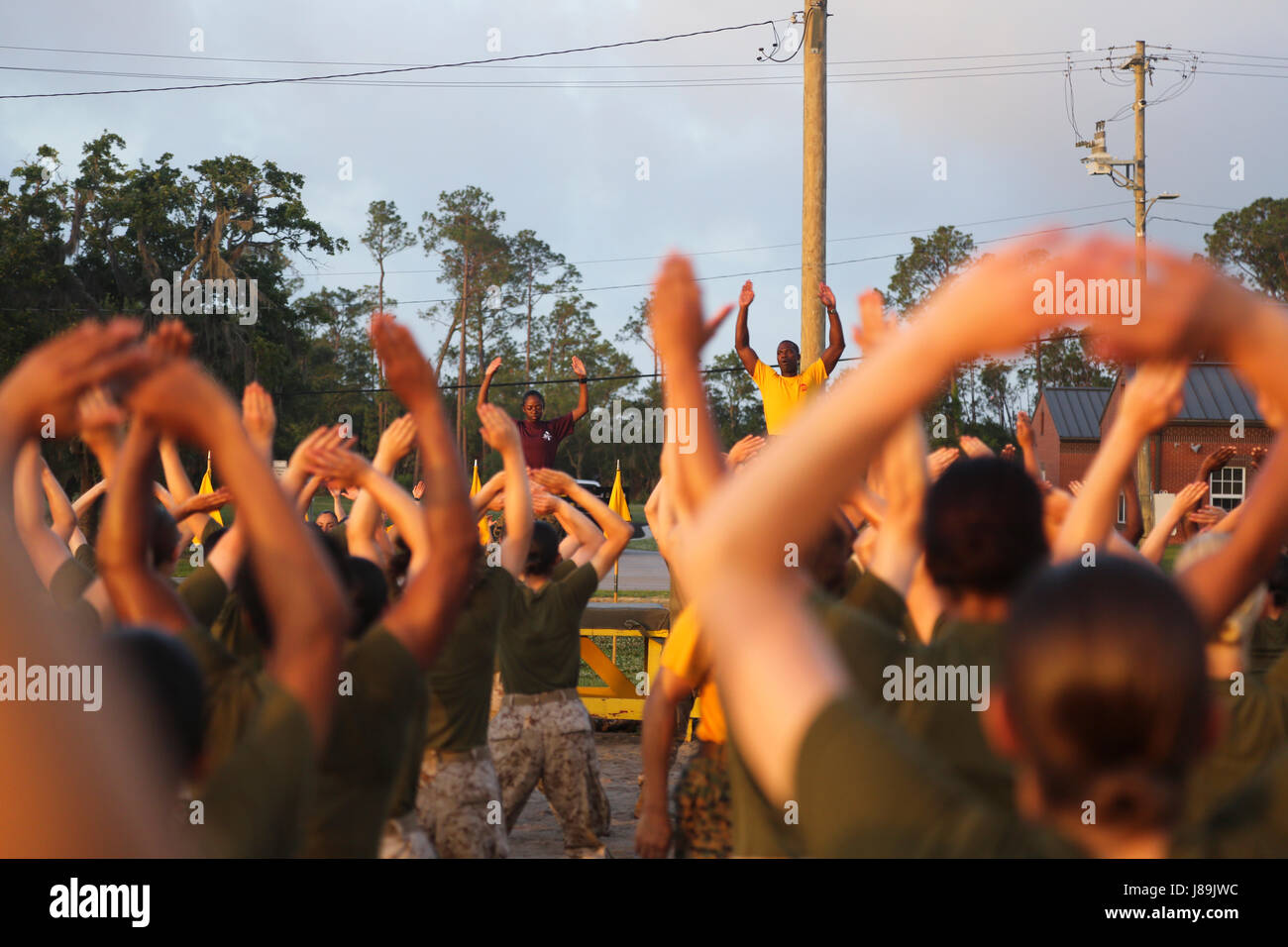 US Marine Corps rekrutiert mit November Company, 4. Bataillon und Hotel Company, 2. Bataillon, rekrutieren Training Regiment, Aufwärmen, bevor ein Hindernis-Parcours auf Marine Corps Recruit Depot, Parris Island, SC, 20. Mai 2017 zu manövrieren. Rekruten mit November und Hotelunternehmen abgeschlossen einen Hindernis-Parcours um ihre Kraft, Beweglichkeit und Ausdauer zu testen. (U.S. Marine Corps Foto von Lance Cpl. Colby Cooper/freigegeben) Stockfoto