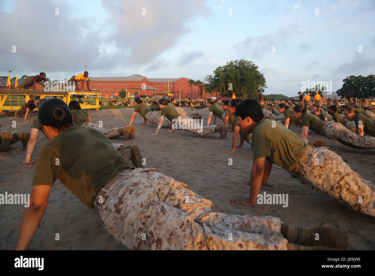 US Marine Corps rekrutiert mit November Company, 4. Bataillon und Hotel Company, 2. Bataillon, rekrutieren Training Regiment, Aufwärmen, bevor ein Hindernis-Parcours auf Marine Corps Recruit Depot, Parris Island, SC, 20. Mai 2017 zu manövrieren. Rekruten mit November und Hotelunternehmen abgeschlossen einen Hindernis-Parcours um ihre Kraft, Beweglichkeit und Ausdauer zu testen. (U.S. Marine Corps Foto von Lance Cpl. Colby Cooper/freigegeben) Stockfoto