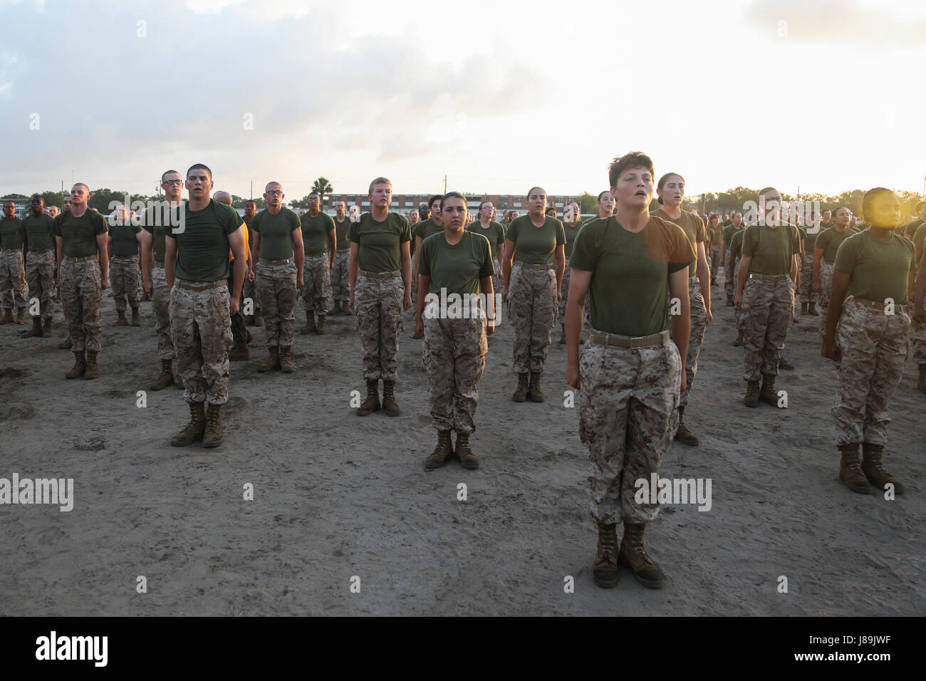US Marine Corps rekrutiert mit November Unternehmen, 4. Bataillon und Hotel Company, 2. Bataillon, rekrutieren Training Regiment, bilden für die körperliche Ertüchtigung auf Marine Corps Recruit Depot, Parris Island, SC, 20. Mai 2017. Rekruten mit November und Hotelunternehmen abgeschlossen einen Hindernis-Parcours um ihre Kraft, Beweglichkeit und Ausdauer zu testen. (U.S. Marine Corps Foto von Lance Cpl. Colby Cooper/freigegeben) Stockfoto