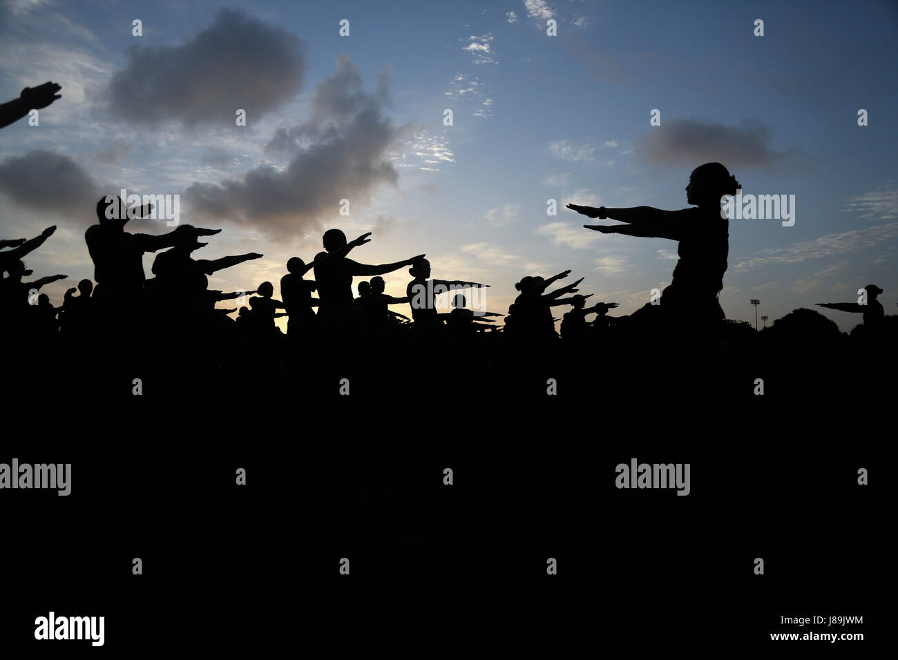 US Marine Corps rekrutiert mit November Company, 4. Bataillon und Hotel Company, 2. Bataillon, rekrutieren Training Regiment, Aufwärmen, bevor ein Hindernis-Parcours auf Marine Corps Recruit Depot, Parris Island, SC, 20. Mai 2017 zu manövrieren. Rekruten mit November und Hotelunternehmen abgeschlossen einen Hindernis-Parcours um ihre Kraft, Beweglichkeit und Ausdauer zu testen. (U.S. Marine Corps Foto von Lance Cpl. Colby Cooper/freigegeben) Stockfoto