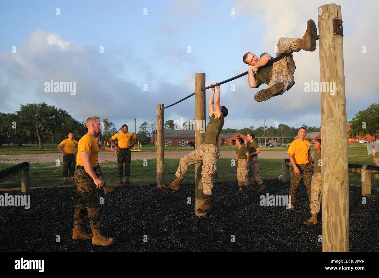 US Marine Corps rekrutiert mit November Company, 4. Bataillon und Hotel Company, 2. Bataillon, rekrutieren Training Regiment, durch ein Hindernis-Parcours auf Marine Corps Recruit Depot, Parris Island, SC, 20. Mai 2017 manövrieren. Rekruten mit November und Hotelunternehmen abgeschlossen einen Hindernis-Parcours um ihre Kraft, Beweglichkeit und Ausdauer zu testen. (U.S. Marine Corps Foto von Lance Cpl. Colby Cooper/freigegeben) Stockfoto