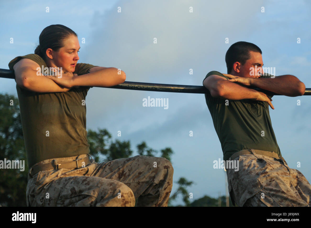 US Marine Corps rekrutiert mit November Company, 4. Bataillon und Hotel Company, 2. Bataillon, rekrutieren Training Regiment, durch ein Hindernis-Parcours auf Marine Corps Recruit Depot, Parris Island, SC, 20. Mai 2017 manövrieren. Rekruten mit November und Hotelunternehmen abgeschlossen einen Hindernis-Parcours um ihre Kraft, Beweglichkeit und Ausdauer zu testen. (U.S. Marine Corps Foto von Lance Cpl. Colby Cooper/freigegeben) Stockfoto
