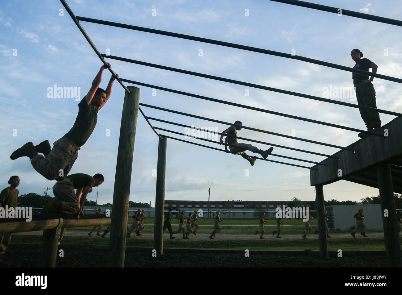 US Marine Corps rekrutiert mit November Company, 4. Bataillon und Hotel Company, 2. Bataillon, rekrutieren Training Regiment, durch ein Hindernis-Parcours auf Marine Corps Recruit Depot, Parris Island, SC, 20. Mai 2017 manövrieren. Rekruten mit November und Hotelunternehmen abgeschlossen einen Hindernis-Parcours um ihre Kraft, Beweglichkeit und Ausdauer zu testen. (U.S. Marine Corps Foto von Lance Cpl. Colby Cooper/freigegeben) Stockfoto