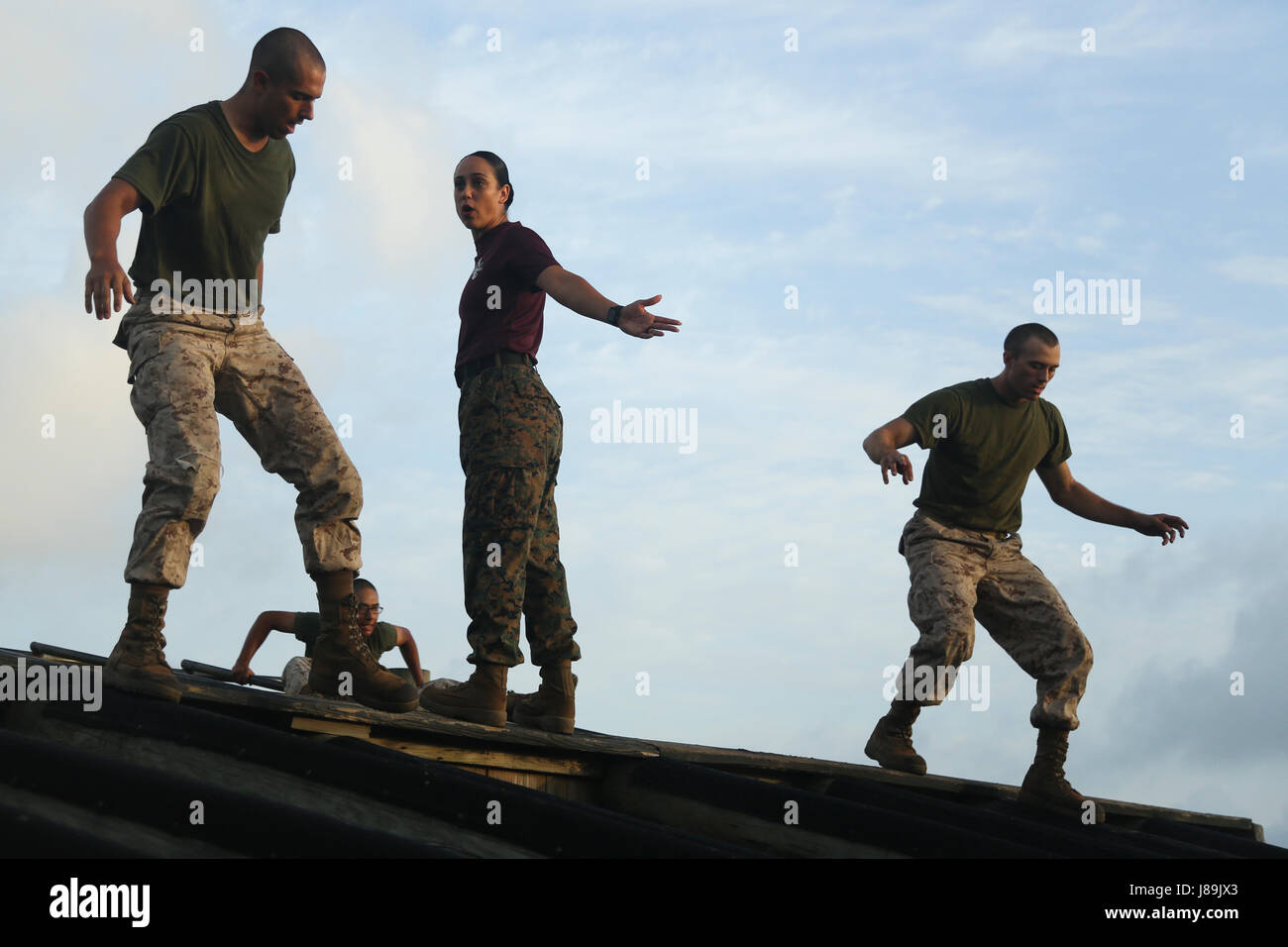 US Marine Corps rekrutiert mit November Company, 4. Bataillon und Hotel Company, 2. Bataillon, rekrutieren Training Regiment, durch ein Hindernis-Parcours auf Marine Corps Recruit Depot, Parris Island, SC, 20. Mai 2017 manövrieren. Rekruten mit November und Hotelunternehmen abgeschlossen einen Hindernis-Parcours um ihre Kraft, Beweglichkeit und Ausdauer zu testen. (U.S. Marine Corps Foto von Lance Cpl. Colby Cooper/freigegeben) Stockfoto