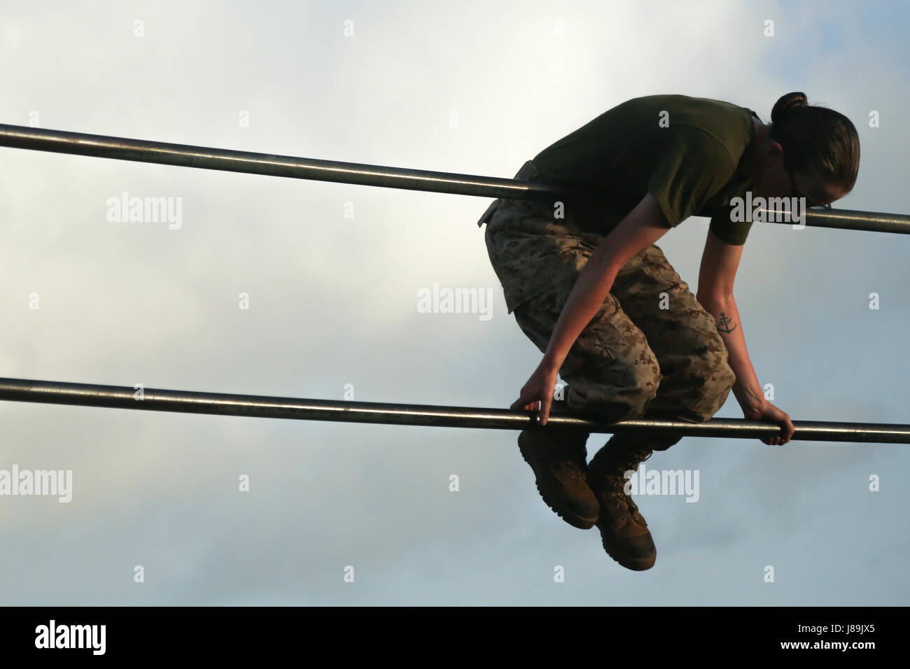 Ein US-Marinekorps-Rekrut mit November Unternehmen, 4. Bataillon rekrutieren Training Regiment, Manöver durch ein Hindernis-Parcours auf Marine Corps Recruit Depot, Parris Island, SC, 20. Mai 2017. Rekruten mit November und Hotelunternehmen abgeschlossen einen Hindernis-Parcours um ihre Kraft, Beweglichkeit und Ausdauer zu testen. (U.S. Marine Corps Foto von Lance Cpl. Colby Cooper/freigegeben) Stockfoto