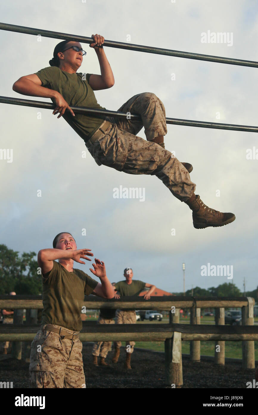 US Marine Corps rekrutiert mit November Company, 4. Bataillon und Hotel Company, 2. Bataillon, rekrutieren Training Regiment, durch ein Hindernis-Parcours auf Marine Corps Recruit Depot, Parris Island, SC, 20. Mai 2017 manövrieren. Rekruten mit November und Hotelunternehmen abgeschlossen einen Hindernis-Parcours um ihre Kraft, Beweglichkeit und Ausdauer zu testen. (U.S. Marine Corps Foto von Lance Cpl. Colby Cooper/freigegeben) Stockfoto