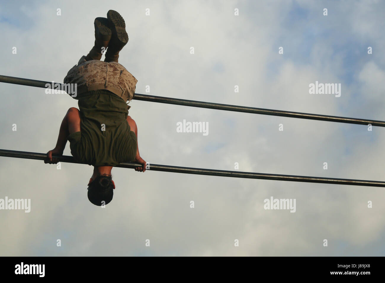 Ein US-Marinekorps-Rekrut mit November Unternehmen, 4. Bataillon rekrutieren Training Regiment, Manöver durch ein Hindernis-Parcours auf Marine Corps Recruit Depot, Parris Island, SC, 20. Mai 2017. Rekruten mit November und Hotelunternehmen abgeschlossen einen Hindernis-Parcours um ihre Kraft, Beweglichkeit und Ausdauer zu testen. (U.S. Marine Corps Foto von Lance Cpl. Colby Cooper/freigegeben) Stockfoto