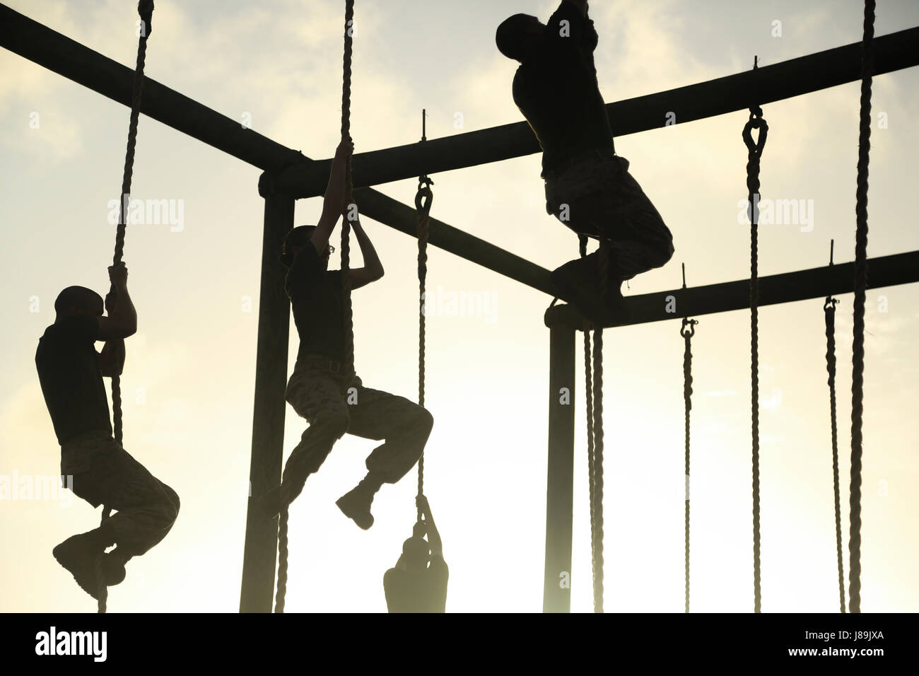 US Marine Corps rekrutiert mit November Company, 4. Bataillon und Hotel Company, 2. Bataillon, rekrutieren Training Regiment, Klettern Seile während ein Hindernis-Parcours auf Marine Corps Recruit Depot, Parris Island, SC, 20. Mai 2017. Rekruten mit November und Hotelunternehmen abgeschlossen einen Hindernis-Parcours um ihre Kraft, Beweglichkeit und Ausdauer zu testen. (U.S. Marine Corps Foto von Lance Cpl. Colby Cooper/freigegeben) Stockfoto